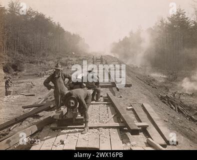 Arbeiter, die eine Eisenbahn bauen, Camp Humphreys, Virginia. Verlegung der Schiene südlich von Trestle Nr. 2. Nahaufnahme von vorne. Stockfoto