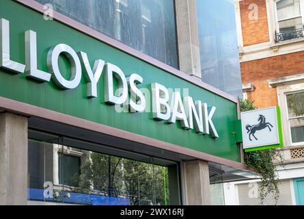 London, UK - 23. März 2024 : Lloyds Bank Signage. Lloyds Bank plc ist eine britische Privat- und Geschäftsbank mit Niederlassungen in England und Wales. Stockfoto