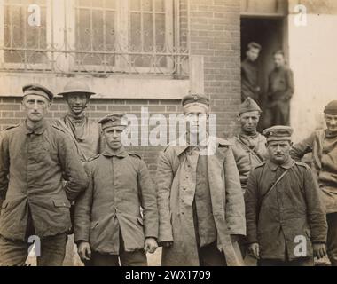 Deutsche Gefangene und die amerikanischen Soldaten, die sie gefangen nahmen. Menil-la-Tour, Frankreich ca. März 1918 Stockfoto