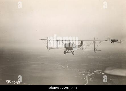 Flugkadetten vom Kelly Field in San Antonio Formation fliegen während des Trainings ca. 1918 Stockfoto