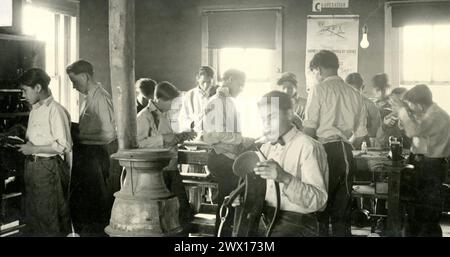 Schüler im Harness Shop einer indischen Schule in South Dakota CA. 1930er oder 1940er Jahre Stockfoto