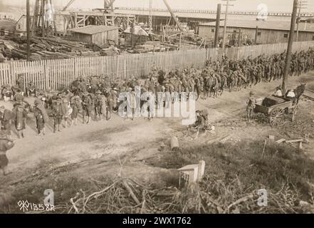 Fotos des Ersten Weltkriegs: (Originalunterschrift) 2. Pioneer Regiment, Infanterie, fahren durch die Stadt Newport News, VA auf dem Weg zum Pier, um nach Übersee ca. 1918 Stockfoto