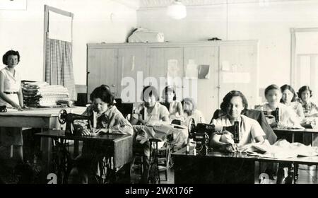 Mädchen in einem Nähkurs in einer indischen Schule in South Dakota CA. 1930er oder 1940er Jahre Stockfoto