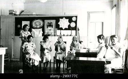 Junge Mädchen in einer Nähklasse in einer indischen Schule in South Dakota CA. 1936 Stockfoto