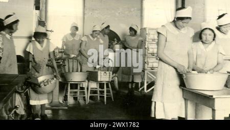 Mädchen, die in einer Küche einer indischen Schule in South Dakota arbeiten. 1930er Jahre Stockfoto