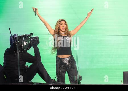 Shakira tritt am 26. März 2024 auf dem Balkon des TSX Broadway am Times Square in New York auf, um ihr erstes neues Album seit sieben Jahren zu veröffentlichen. Shakira spielt unter anderem ihr neues Lied „Punteria“ Stockfoto