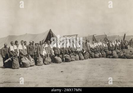 Deutsche Kriegsgefangene, die am 18. Juli 1918 in der Nähe von Soissons Frankreich gefangen genommen wurden, mit ihren neuen Barackentüten und Kleidern, bereit für ein Bad. Gefangene stammen aus der 11. Deutschen Division in der Nähe von Saint Pierre des Corps Frankreich. Stockfoto