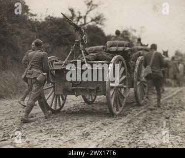 Mit dem praktischen Flugabwehrschutz schiebt eine amerikanische Feldartillerie-Batterie nach vorne in Richtung Argonne-Front. 1918 Stockfoto