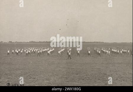 Soldaten, die an Calisthenics teilnehmen, Love Field, Texas CA. 1918 Stockfoto