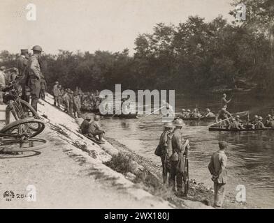 Italienische Soldaten in Pontons auf einem Fluss hinter der Piave-Front, die ihre amerikanischen Kameraden in einer Boot- und Landeübung für die Überquerung der Flüsse CA anweisen. 1918 Stockfoto