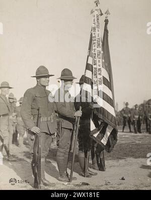 Ein Regiment amerikanischer Infanterie, das sich jetzt an der Piave-Front in Italien befindet, erhielt diese Regimentsfarbe von einer Vereinigung von New Yorker Italienern CA. 1918 Stockfoto