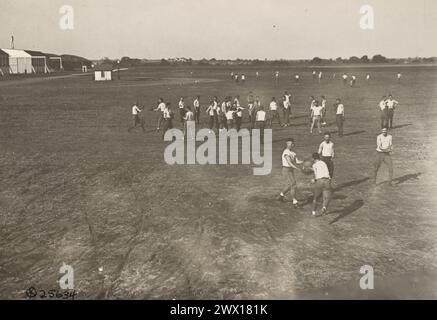 Soldaten, die an Calisthenics teilnehmen, Love Field, Texas CA. 1918 Stockfoto