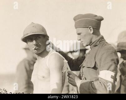 Fotos des Ersten Weltkriegs: Ein medizinischer Leichnam kleidet die Wunde eines französischen Soldaten in einer fortgeschrittenen Ankleidestation in der Nähe von Samogneux, Frankreich CA. 1918 Stockfoto