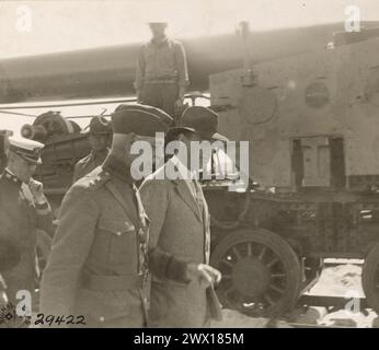 Konteradmiral C.P. Plunkett und stellvertretender Marineminister Franklin D. Roosevelt auf einer Tour und Inspektion der U.S. Naval Railway Battery in Montoir France CA. 1918 Stockfoto