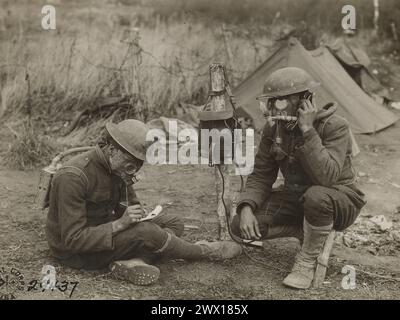 Fotos des Ersten Weltkriegs: Zwei Soldaten tragen Gasmasken und benutzen ein Telefon von Batterie A, 108. Regiment, Feldartillerie bei Varennes -en- Argonnes, Maas France CA. 1918 Stockfoto