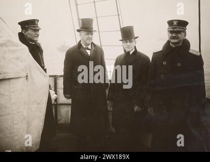 Kriegs- und Navy-Sekretäre überprüfen die Flotte. Josephus Daniels (Marineminister), Newton Baker (Kriegsminister) und Offiziere der Mayflower, die die Siegesflotte ca. 1918 Stockfoto