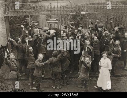 Männer der 27. Division erhielten die Nachricht, dass Kaiser, Kronprinz und Hindenburg nach Holland fliehen, nachdem die Abdankung und der Waffenstillstand unterzeichnet worden waren. 1918 Stockfoto