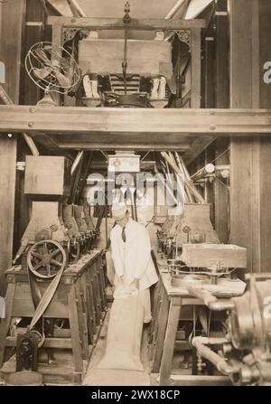 Ein Arbeiter in der Pillsbury Mehl Mills Fabrik in Minneapolis, MN CA. 1917 Stockfoto