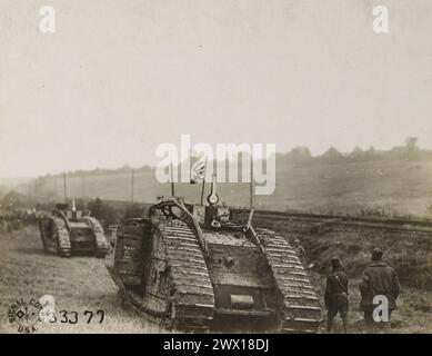 Panzer des 301. Panzerbataillons werden am Morgen des 17. Oktober 1918 in Souplet eingesetzt. Beachten Sie die amerikanische Flagge auf dem ersten Tank. Stockfoto