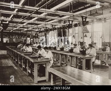 Munitionsarbeiterinnen bei der R.I.A. Armory CA. 1918 Stockfoto