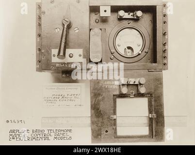 Nahaufnahme eines Flugzeugfunktelefons manuelles Bedienfeld 2. Experimentelle Modelle (Modell Y-2447) ca. 1919 Stockfoto