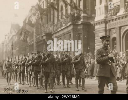 Serbische Soldaten marschieren während der Show des Lord Mayor in London, England. 1918 Stockfoto