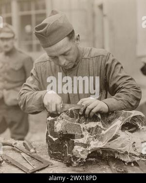 Ein Soldat schneidet gefrorenes amerikanisches Rindfleisch für den Chaos der Hauptquartiertruppe, 32. Division, an der deutschen Grenze bei Consdorf Luxemburg CA. 1918 Stockfoto
