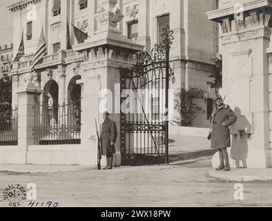 Amerikanische und italienische Wachen am Tor des Gouverneurspalastes in Fiume, Italien CA. 1918 Stockfoto