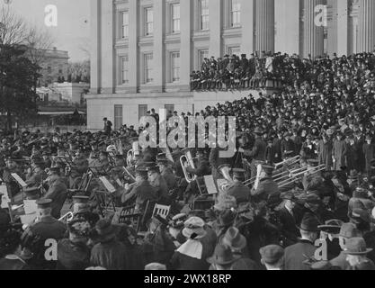 Community Chorus Weihnachtslieder singen auf den Treasury Building Steps ca. 1917 Stockfoto