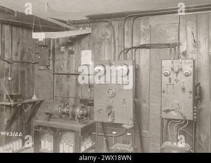 Telefonanlagen in Fort Benjamin Harrison. Stromversorgungstafel und Lademotoren im Untergeschoss des Hauptquartiers ca. 1919 Stockfoto