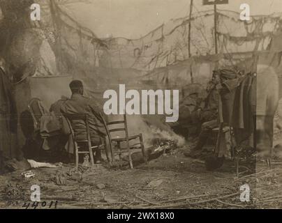 US-Soldaten verwenden Möbel, die in zerstörten Häusern in Pont au Mousson, Meurthe et Moselle, Frankreich, gefunden wurden. 1918 Stockfoto