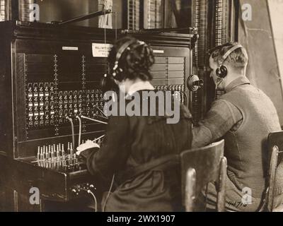 Eine Französin und ein amerikanischer Soldat, der ein Telefonat in La Rochelle, Charente Inferieure, Frankreich, betreiben. 1918 Stockfoto