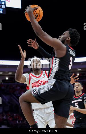 Columbus, Ohio, USA. März 2024. Der Georgia Bulldogs Wärter Noah Thomasson (3) legt während des Spiels zwischen den Georgia Bulldogs und den Ohio State Buckeyes im Ohio Stadium in Columbus, Ohio, einen Schuss unter den Korb. (Kreditbild: © Scott Stuart/ZUMA Press Wire) NUR REDAKTIONELLE VERWENDUNG! Nicht für kommerzielle ZWECKE! Stockfoto