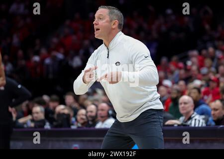 Columbus, Ohio, USA. März 2024. Mike White Signals, Cheftrainer der Georgia Bulldogs, spielt für sein Team während des Spiels zwischen den Georgia Bulldogs und den Ohio State Buckeyes im Ohio Stadium. (Kreditbild: © Scott Stuart/ZUMA Press Wire) NUR REDAKTIONELLE VERWENDUNG! Nicht für kommerzielle ZWECKE! Stockfoto