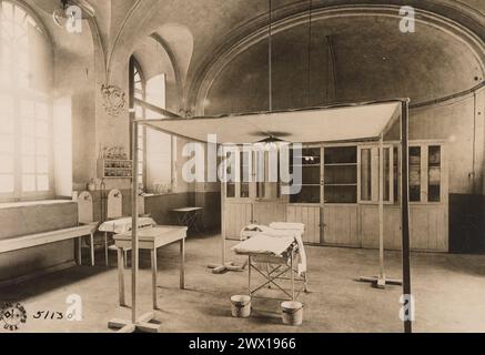 Operationssaal. In den Truhen hinten befinden sich Instrumente, Handtücher usw. Camp Hospital Nr. 52, Le Mans, Sarthe, Frankreich ca. 1919 Stockfoto