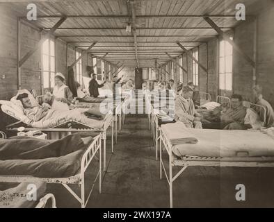 Verwundete Soldaten erholten sich in chirurgischer Station Nr. 2, Camp Hospital Nr. 44, G.I.S.D. bei Gievre, Loir et Cher, Frankreich CA. 1919 Stockfoto