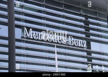 Stuttgart. März 2024. Dieses am 20. März 2024 aufgenommene Foto zeigt das Logo von Mercedes-Benz am Hauptsitz in Stuttgart. ZUM BEISPIEL „Interview: Mercedes-Benz Chief sieht Marktpotenzial, langfristige Chancen in China“ Credit: Shan Weiyi/Xinhua/Alamy Live News Stockfoto