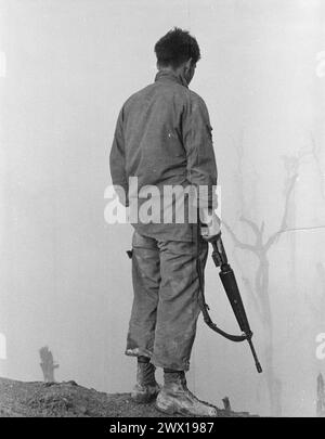 Vietnamkrieg: Ein Mitglied der 5. Infanteriedivision (mechanisiert) blickt über das nebelummantelte Shau Valley Ca. 1969 Stockfoto