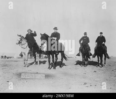 Brig. General Nelson A. Miles und Buffalo Bill sehen feindseliges Indianerlager in der Nähe der Pine Ridge Agency, South Dakota CA. Januar 1891 Stockfoto