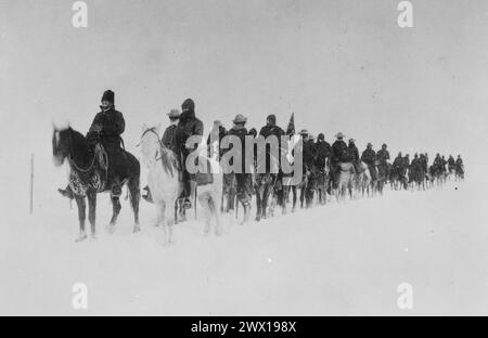 Rückkehr von Caseys Späher aus dem Kampf bei Wounded Knee, 1890--91. Soldaten auf dem Pferd plätscherten durch den Schnee. 1890-1891 Stockfoto