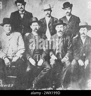 Dodge City [Kans.] Friedenskommissare. L bis R: Kap. Bassett, W. H. Harris, Wyatt Earp, Luke Short, L. McLean, Bat Masterson, Neal Brown. CA. 1890 Stockfoto