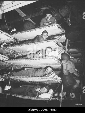 Soldaten in Kojen auf dem Armeetransport, S.S. Pennant, Hafen der Einschiffung, San Francisco, Kalifornien, November 1942 Stockfoto