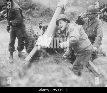 Amerikanische Haubitzen beschießen deutsche Truppen, die sich in der Nähe von Carentan, Frankreich, CA. Zurückziehen. 1944 Stockfoto