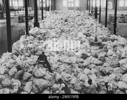 Kleine Teile der Weihnachtspost, die am Pier 86, North River, New York City, für die American Expeditionary Forces ca. November 1918 Stockfoto