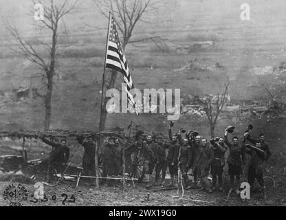 Eine der Kanonen von Battery D, 105th Field Artillery, mit amerikanischer Flagge, die nach dem letzten Schuss gehisst wurde, als der Waffenstillstand wirksam wurde. Etraye, Frankreich CA. November 1918 Stockfoto