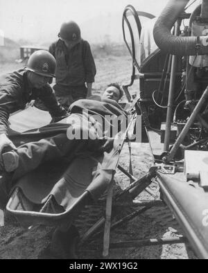 Ein verwundeter Amerikaner wird auf einen Hubschrauber in der Sammelstation des 21. Infanterieregiments in Painmal, Korea, eine Meile südlich des 38. Breitengrades, gebracht, um in ein Basiskrankenhaus ca. 1951 Stockfoto