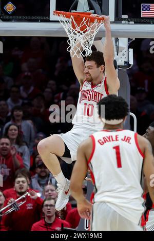 Columbus, Ohio, USA. März 2024. Ohio State Buckeyes Stürmer Jamison Battle (10) taucht den Ball spät im Spiel zwischen den Georgia Bulldogs und den Ohio State Buckeyes im Ohio Stadium in Columbus, Ohio. (Kreditbild: © Scott Stuart/ZUMA Press Wire) NUR REDAKTIONELLE VERWENDUNG! Nicht für kommerzielle ZWECKE! Stockfoto