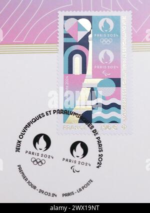 Paris, Frankreich. März 2024. Die offizielle Briefmarke der Olympischen und Paralympischen Spiele 2024 ist bei einer Präsentation im französischen Postmuseum in Paris, Frankreich, am 26. März 2024 zu sehen. Inspiriert von der visuellen Identität der Olympischen Spiele in Paris, zeigt die Marke berühmte Orte wie den Eiffelturm und die seine mit sportlichen Elementen von Leichtathletikbahnen und Ballschlägen. Der Stempel hat außergewöhnliche Oberflächen mit Heißprägung. Quelle: Gao Jing/Xinhua/Alamy Live News Stockfoto