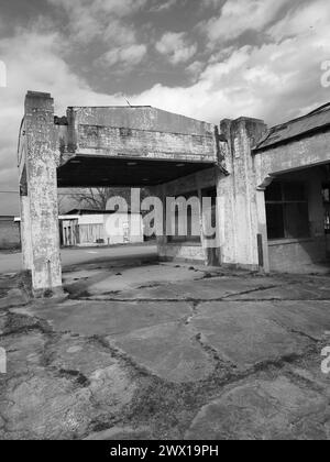 Ländliche Szenen in South Carolina, die verlassene und verlassene Gebäude entlang der US 321 darstellen. Stockfoto