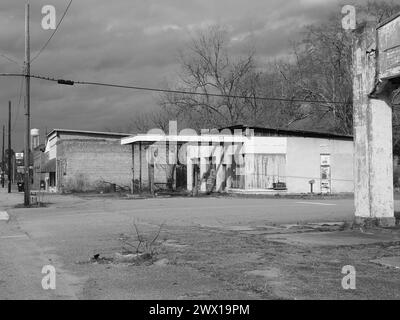 Ländliche Szenen in South Carolina, die verlassene und verlassene Gebäude entlang der US 321 darstellen. Stockfoto